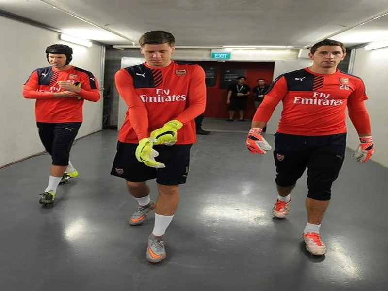 英超官方晒出图片：阿森纳U15全员抵达北京